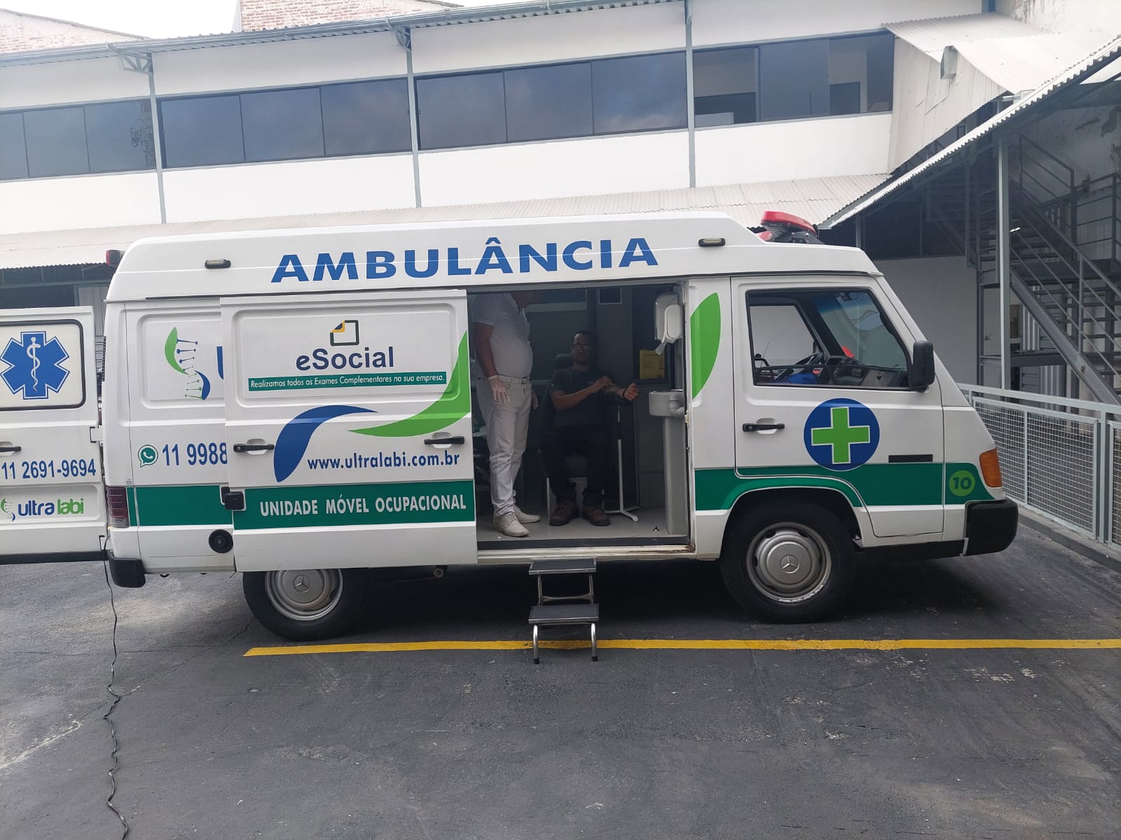 Vista lateral da unidade móvel — portas abertas